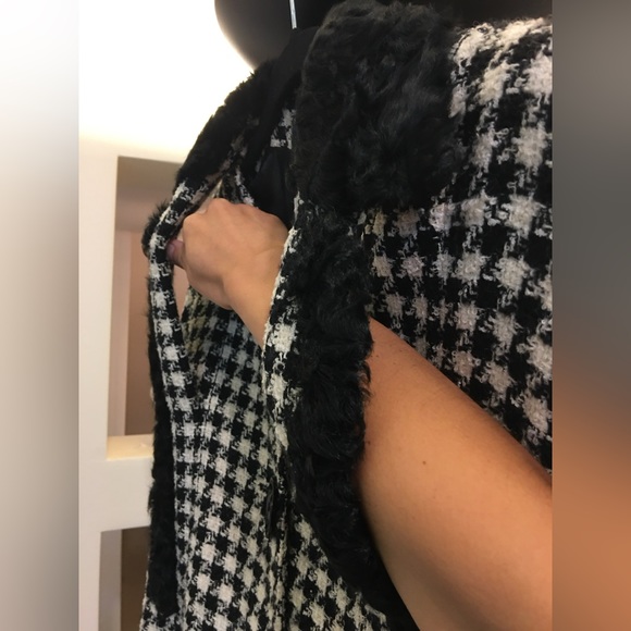 Authentic Christian Dior coat (Mid-length) with for trim. - Picture 10 of 16